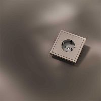 Накладка для розетки с заземлением и защитными шторками, S70 Metal (платина) Voltum VLSM000710